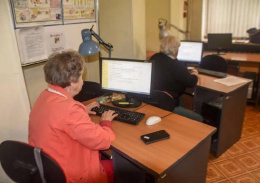 В Лобне пенсионеров обучают компьютерной грамотности