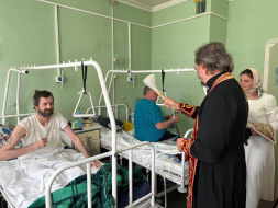 Пациентов Лобненской больницы навестили священники Храма Матроны Московской