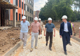 Евгений Баришевский совместно с депутатами городского Совета депутатов проверили ход строительства пристройки к зданию школы №6