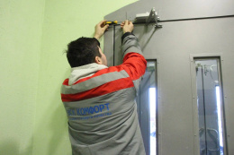 Сотрудники управляющей компании ВСК-Комфорт проверяют соблюдение теплового режима в домах лобненцев 
