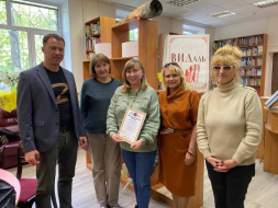 Партийцы Лобни поздравили сотрудников Центральной городской библиотеки с профессиональным праздником
