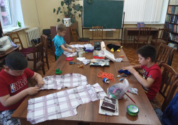 На базе Краснополянской библиотеки работает швейный клуб для детей