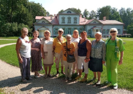 Пенсионеры из Лобни посетили старинные усадьбы региона