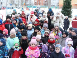 Праздник по-соседски: УК «ВСК-Комфорт» организовала во дворах Лобни ёлки для детей