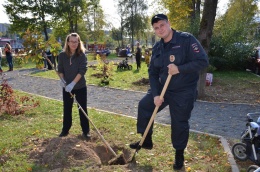 Лобненские полицейские и общественники приняли участие в акции «Наш лес. Посади свое дерево» 