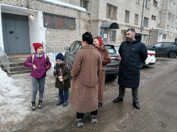 Глава Лобни проконтролировала уборку дворов