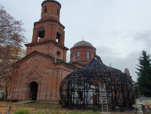 В Лобне продолжается сборка купола для нового храма 