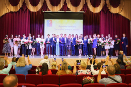 Выпускников Лобни наградили медалями за успехи в учении