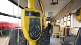 Все чаще оплату в автобусах жители производят картой