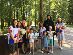 Посетителей городского парка Лобни поздравили с Днём семьи, любви и верности