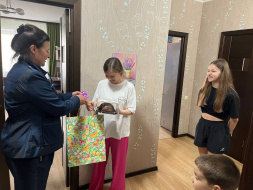 Глава Лобни вручила подарки детям участников СВО