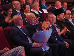 Депутаты поздравили Анну Кротову с вступлением в должность