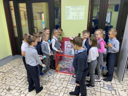 Школьники Лобни приняли участие в акции помощи бездомным животным Школьники Лобни приняли участие в акции помощи бездомным животным