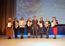 В Лобне поздравили учителей с их профессиональным праздником В Лобне поздравили учителей с их профессиональным праздником