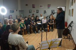 В Центральной библиотеке Лобни состоялся вечер песен «Споемте вместе» В Центральной библиотеке Лобни состоялся вечер песен «Споемте вместе»