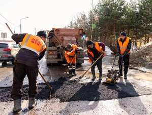 В Лобне приступили к активному ремонту дорог после зимы