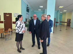 Михаил Мурзаков посетил избирательные участки в Лобне и обсудил с членами комиссий ход голосования