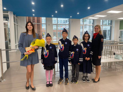 Сотрудники Госавтоинспекции Лобни поздравили учителей Сотрудники Госавтоинспекции Лобни поздравили учителей