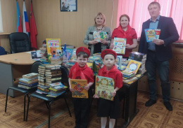 В Лобне прошла акция «Книги - Донбассу»
