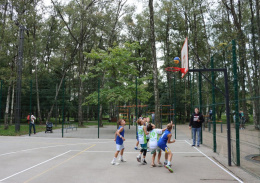 На обновленной площадке парка «Река времени» в Лобне прошел баскетбольный турнир