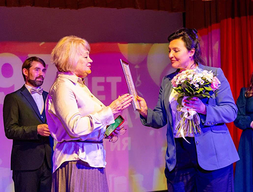 Глава Лобни передала домам культуры новые костюмы