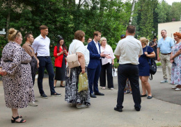 Глава Лобни обсудил с педагогами и родителями благоустройство территории у СОШ№4