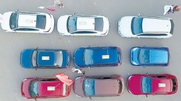 Лобненские водители составили из автомобилей флаг России 