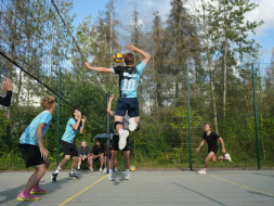 Любители спорта из Лобни провели уличный турнир по волейболу