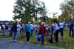 В нижнем сквере на ул. Туголукова сегодня также шумно и многолюдно
