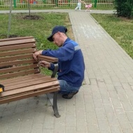 Управляющая компания «ПИК-Комфорт» отремонтировала скамейку