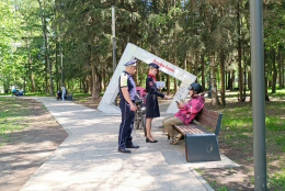 Госавтоинспекторы по городскому округу Лобня провели разъяснительные беседы с отдыхающими в городских парках 