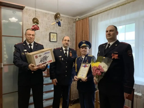 В Лобне полицейские поздравили ветерана Великой Отечественной войны с Днем Победы