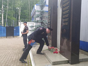 Полицейские Лобни в День памяти и скорби возложили цветы к мемориалу сотрудников-ветеранов Великой Отечественной войны Полицейские Лобни в День памяти и скорби возложили цветы к мемориалу сотрудников-ветеранов Великой Отечественной войны