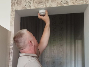 В домах многодетных семей Лобни устанавливают пожарные извещатели 