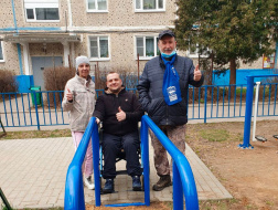 В Лобне партийцы помогли инвалиду-колясочнику