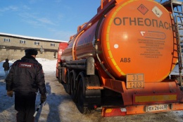 Сотрудниками ГИБДД ОМВД России по городскому округу Лобня проводятся проверки транспортных средств, осуществляющих перевозку опасных грузов