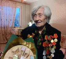 В Лобне поздравили ветерана с 98-летием