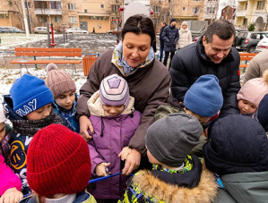Во дворе на улице Чехова в Лобне открыли новую детскую площадку Во дворе на улице Чехова в Лобне открыли новую детскую площадку
