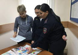 Полицейские и общественница Лобни подвели итоги конкурса детского рисунка Полицейские и общественница Лобни подвели итоги конкурса детского рисунка