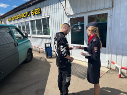 Госавтоинспекторы по городскому округу Лобня провели разъяснительные беседы с посетителями автомагазинов