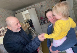 Депутат городского Совета депутатов Сергей Андреев помог многодетной семье заменить окно в детской комнате