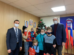 Партийцы Лобни поздравили детей из семей, оказавшихся в сложной жизненной ситуации с наступающими новогодними праздниками
