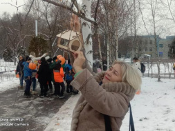 Школьники Лобни покормили птиц в парке