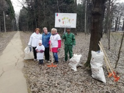 В микрорайоне «Луговая» активные жители и управляющая компания убрали территорию у реки Раздерихи