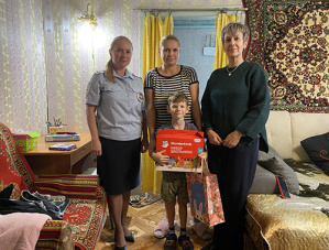 В Лобне полицейские и общественница присоединились к акции «Помоги пойти учиться»