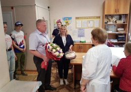 Партийцы Лобни поздравили медицинских работников