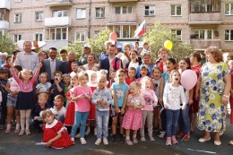 В Лобне состоялось торжественное открытие детской площадки