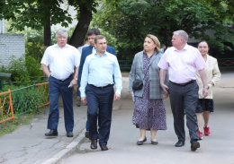 Евгений Баришевский провёл осмотр дворовых территорий на улице Некрасова