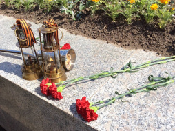 Возложение цветов на мемориале "Звонница"
