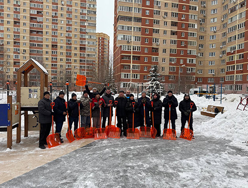 Более 150 человек вышли на детские площадки Лобни для расчистки снега